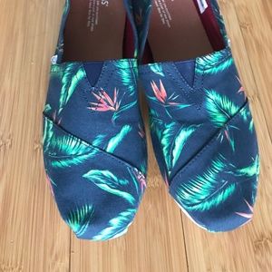 TOMS Birds of Paradise Classic Slip-on Shoe NWOT